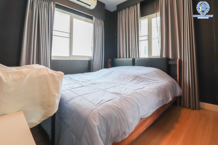 *****บ้านเดี่ยวมือสองนนทบุรี ม.คณาสิริ ชัยพฤกษ์-วงแหวน จากแบรนด์ชื่อดัง Sansiri บ้านสวย แถมเฟอร์นิเจอร์มายมาก บนเนื้อที่ 51.6 ตร.ว. มาพร้อมฟังก์ชัน 3 ห้องนอน 2 ห้องน้ำ จอดรถ 2 คัน แถมฟรี ! เครื่องปรับอากาศ 5 เครื่อง เติมเต็มด้วยสิ่งอำนวยความสะดวกครบครัน บนทำเลศักยภาพ ใกล้ถนนกาญจนาภิเษก และ รถไฟฟ้าสถานีคลองบางไผ่